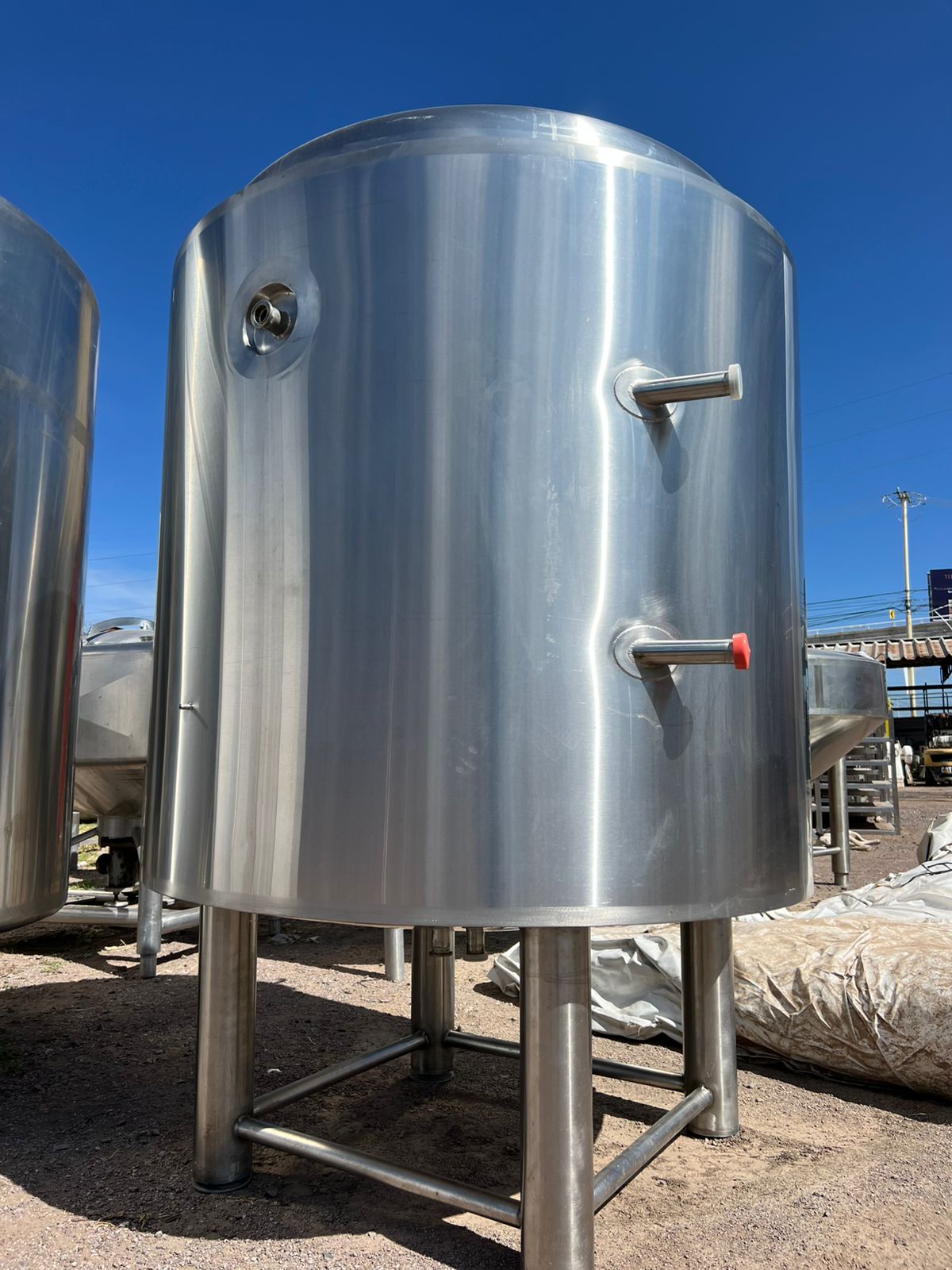 TANQUE EN ACERO INOXIDABLE ENCHAQUETADO CON CAPACIDAD DE 1,200 LITROS - Imagen 4