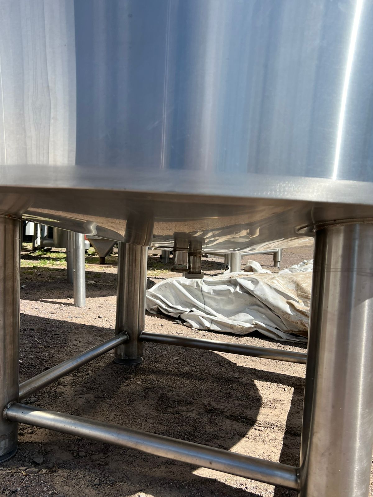 TANQUE EN ACERO INOXIDABLE ENCHAQUETADO CON CAPACIDAD DE 1,200 LITROS - Imagen 5