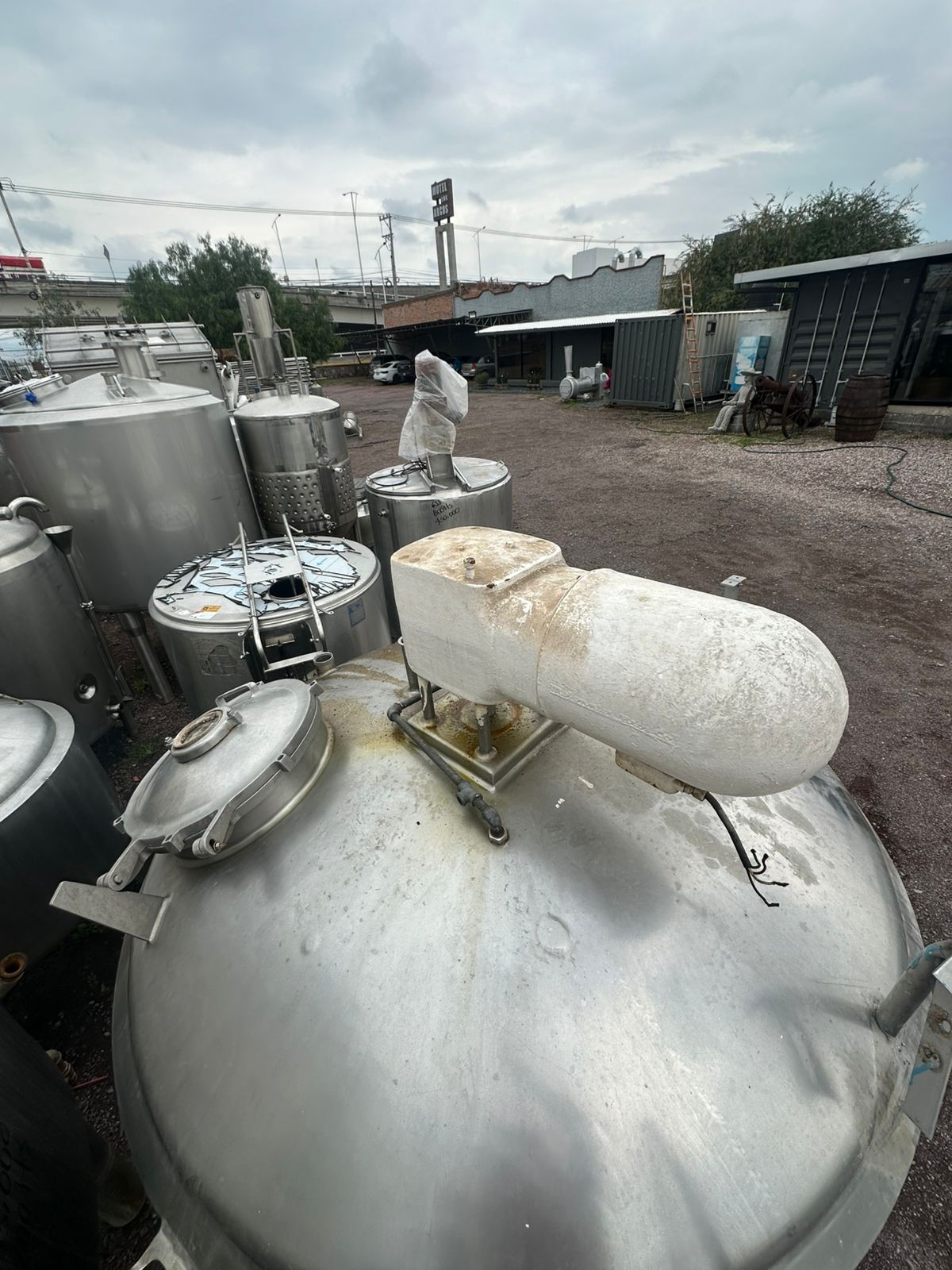 TANQUE EN ACERO INOXIDABLE ENCHAQUETADO CAPACIDAD DE 2,200 LITROS - Imagen 2