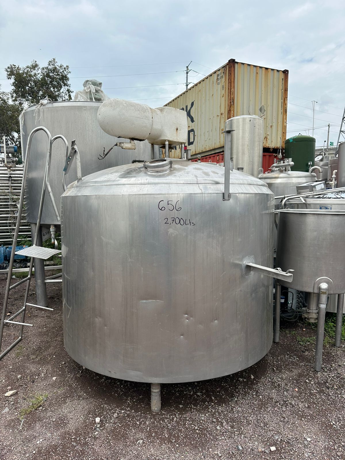 TANQUE EN ACERO INOXIDABLE ENCHAQUETADO CAPACIDAD DE 2,200 LITROS