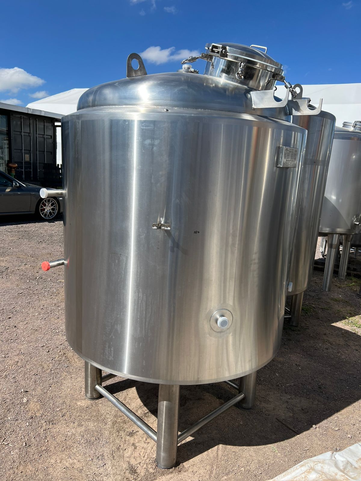 TANQUE EN ACERO INOXIDABLE ENCHAQUETADO CON CAPACIDAD DE 1,200 LITROS