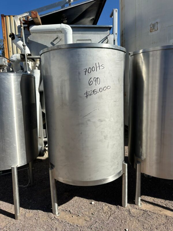 TANQUE SANITARIO EN ACERO INOXIDABLE CON CAPACIDAD DE 700 LITROS