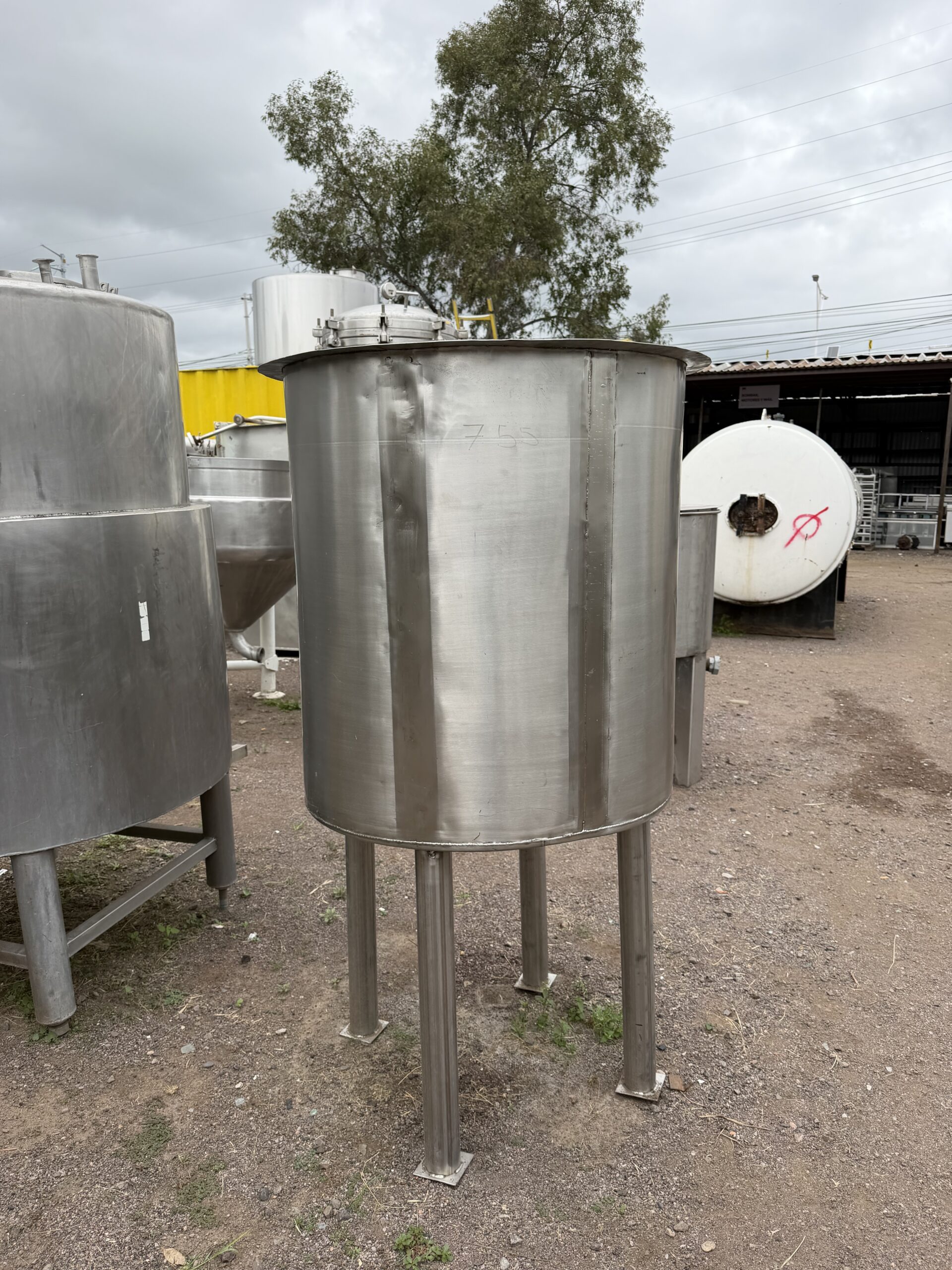 TANQUE CON CAPACIDAD DE 400 LITROS EN ACERO INOXIDABLE - Imagen 2