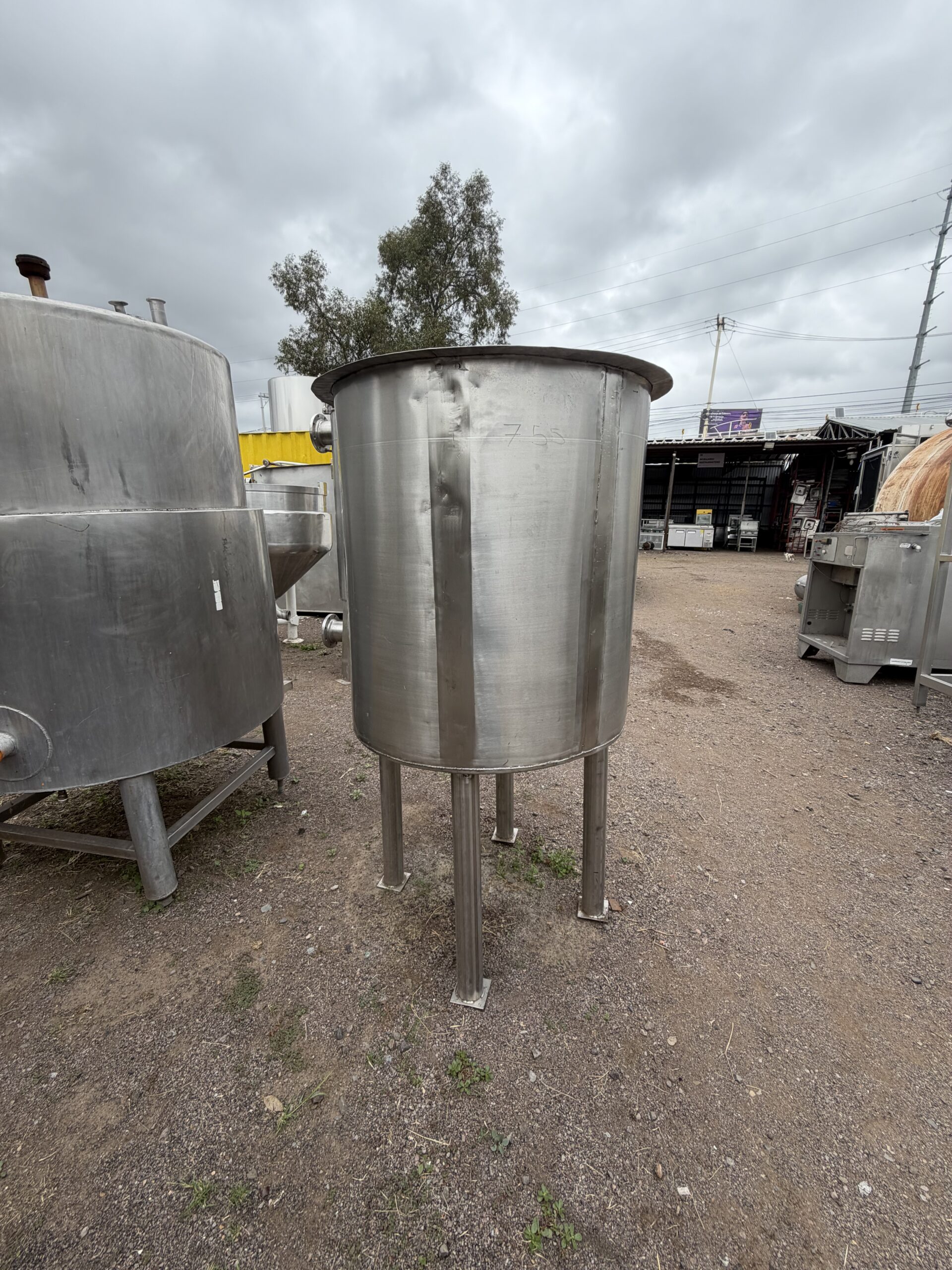 TANQUE CON CAPACIDAD DE 400 LITROS EN ACERO INOXIDABLE