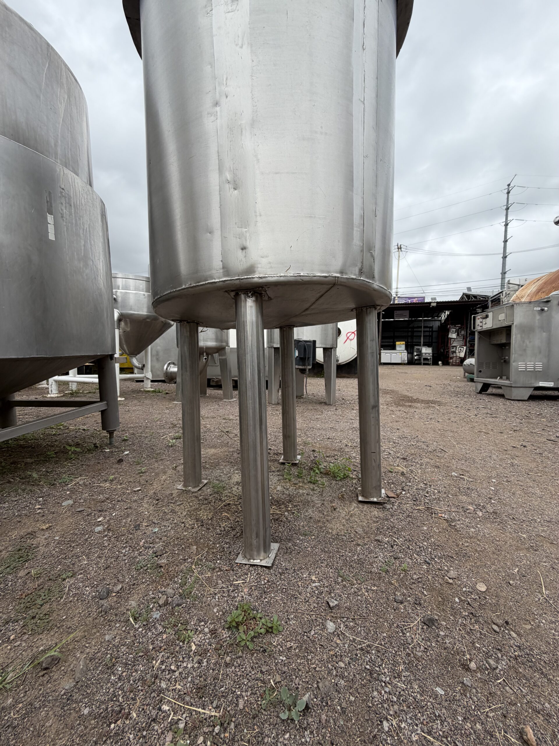 TANQUE CON CAPACIDAD DE 400 LITROS EN ACERO INOXIDABLE - Imagen 4